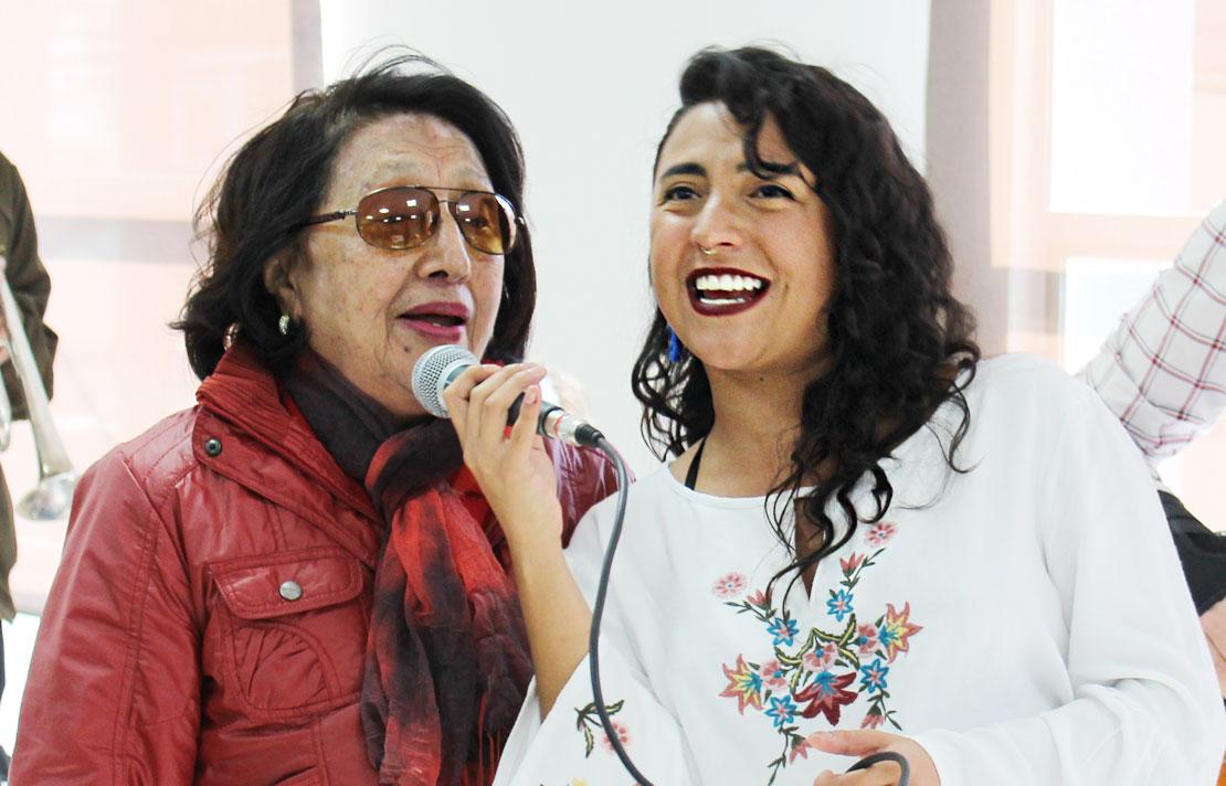 Persona con discapacidad visual compartiendo un evento social