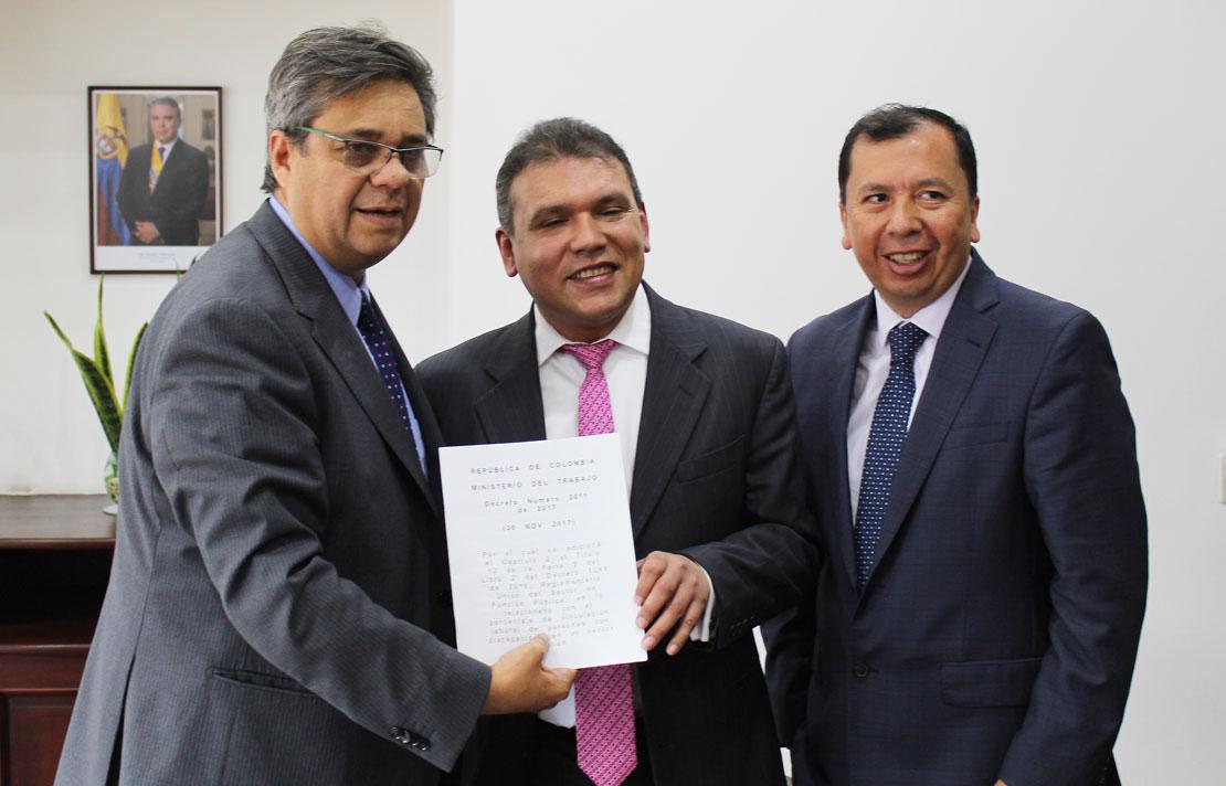 Carlos Parra Dussan, junto a la junta directiva de la función pública