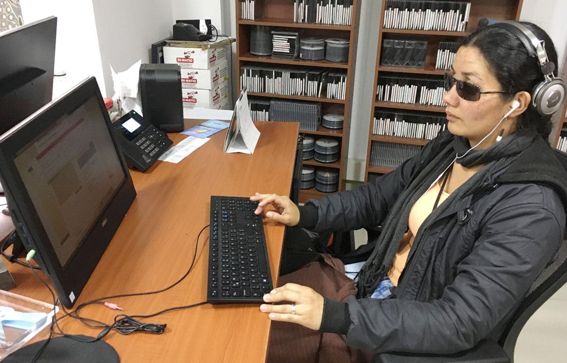 Fotografía, Funcionaria de la biblioteca virtual para ciegos