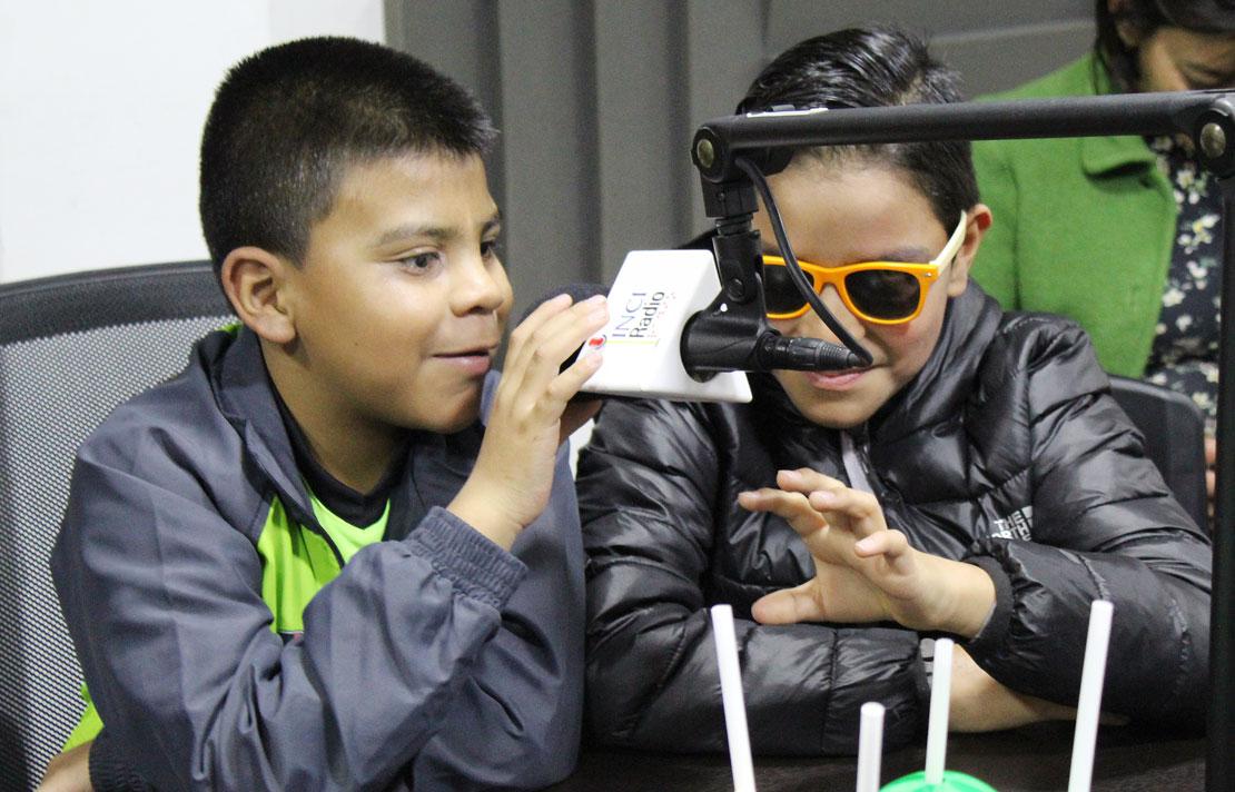 Fotografía, Niños en la cabina de INCI radio