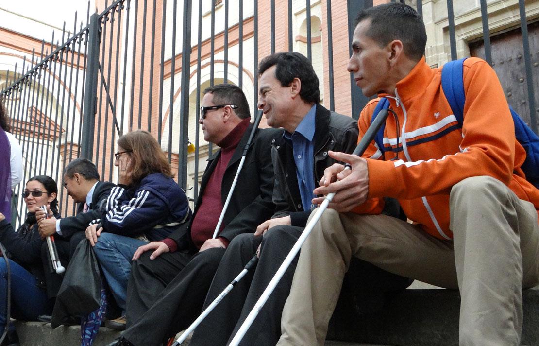 Fotografía, personas con discapacidad visual escuchando una historia