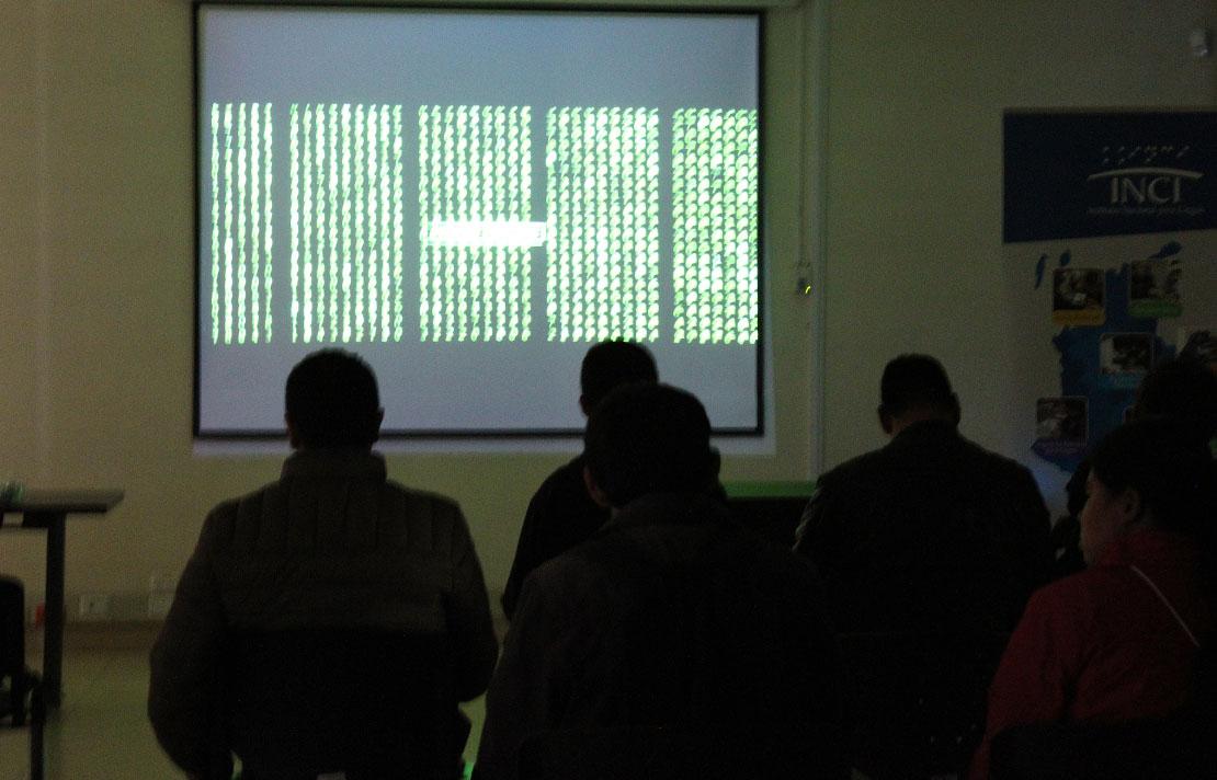 Personas ciegas viendo una pelicula con audio descripción