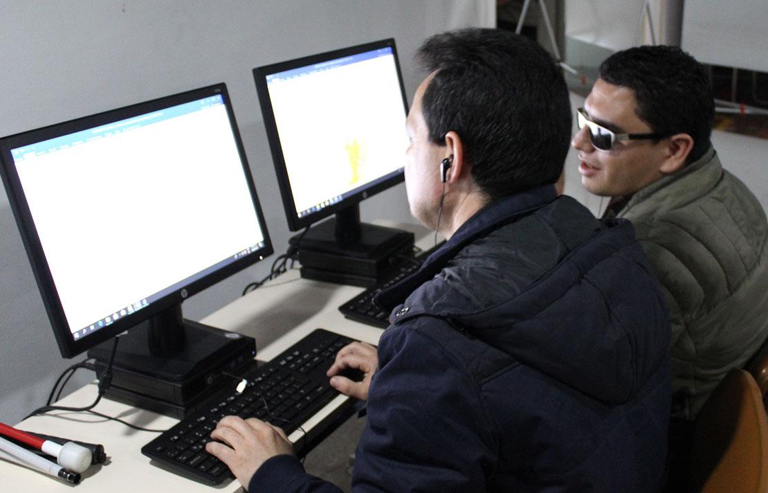 Fotografía, Personas con discapaciadad visual usando computadores