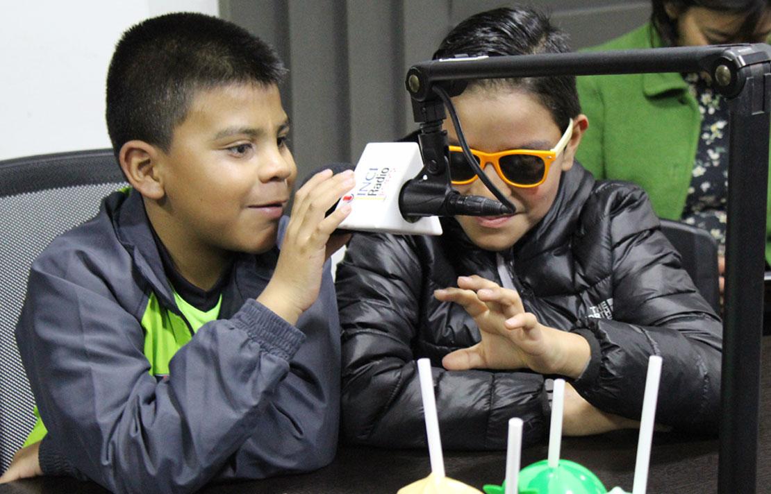 Niños, en la cabina de INCIradio