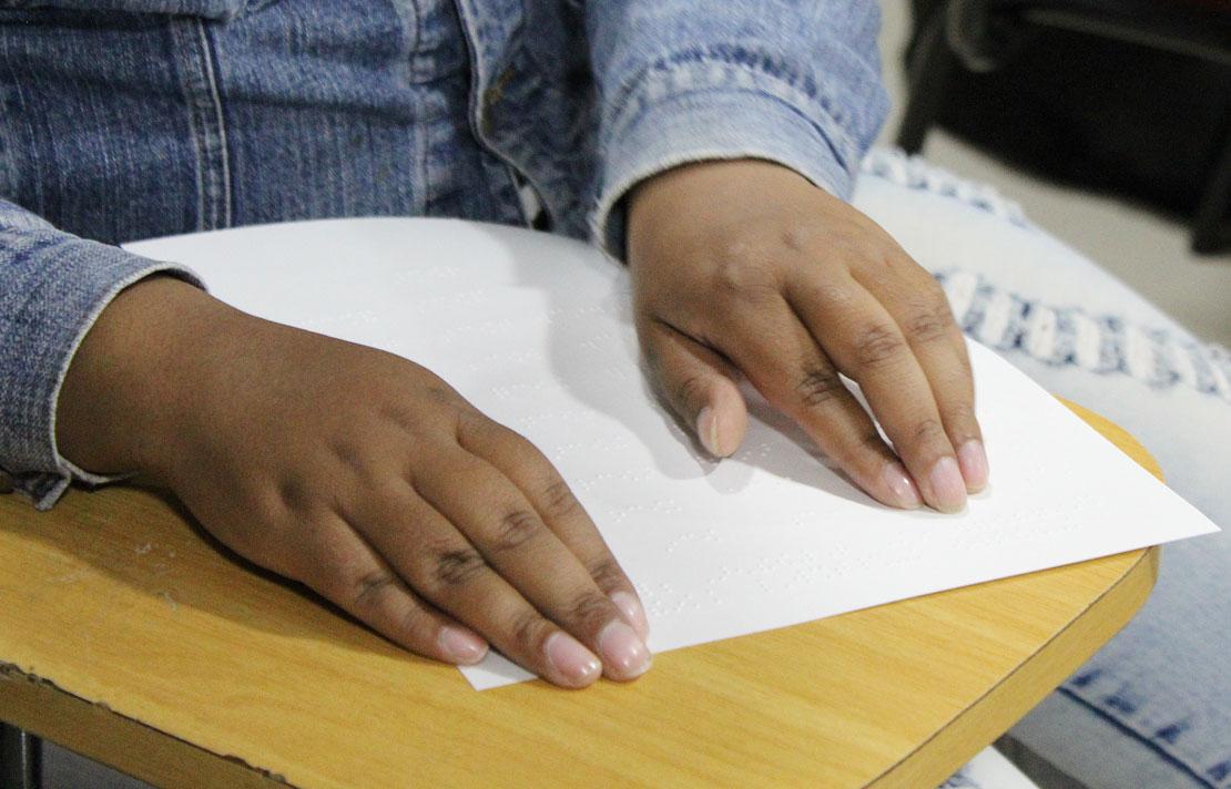 Fotografía, Manos leyendo braille