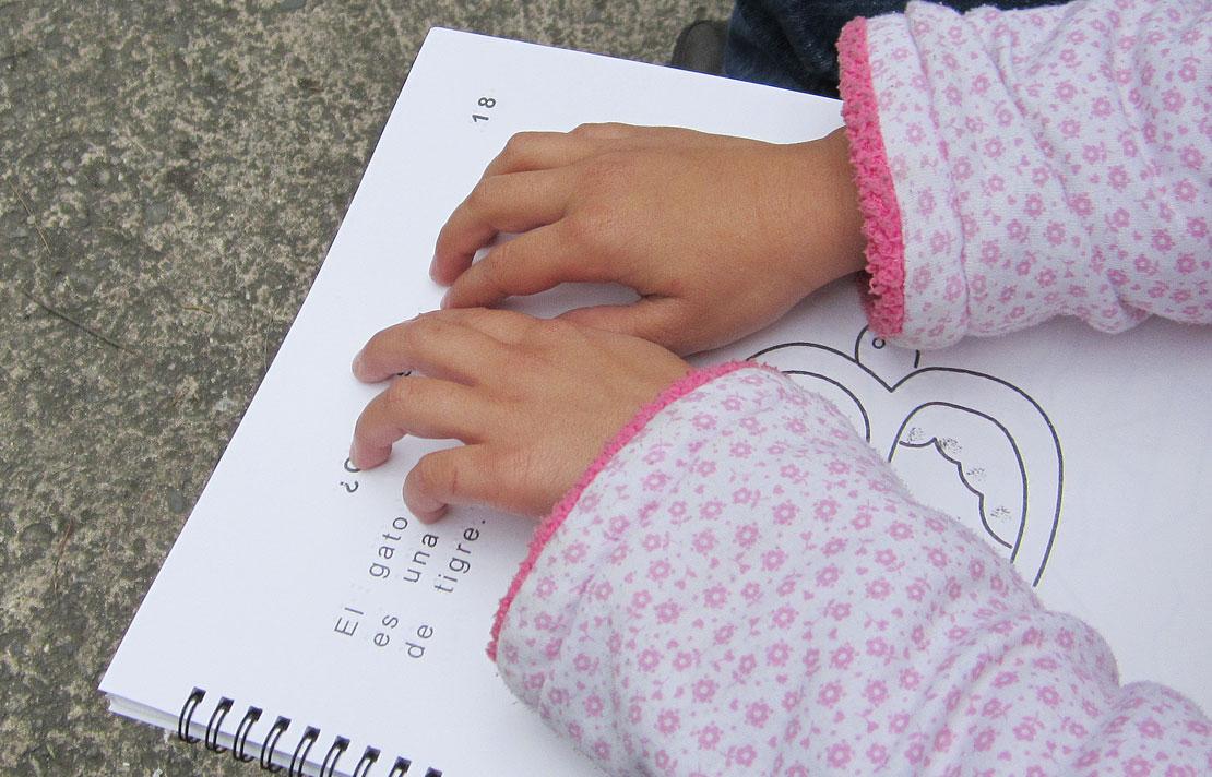 Fotografía, Manos de una niña leyendo braille