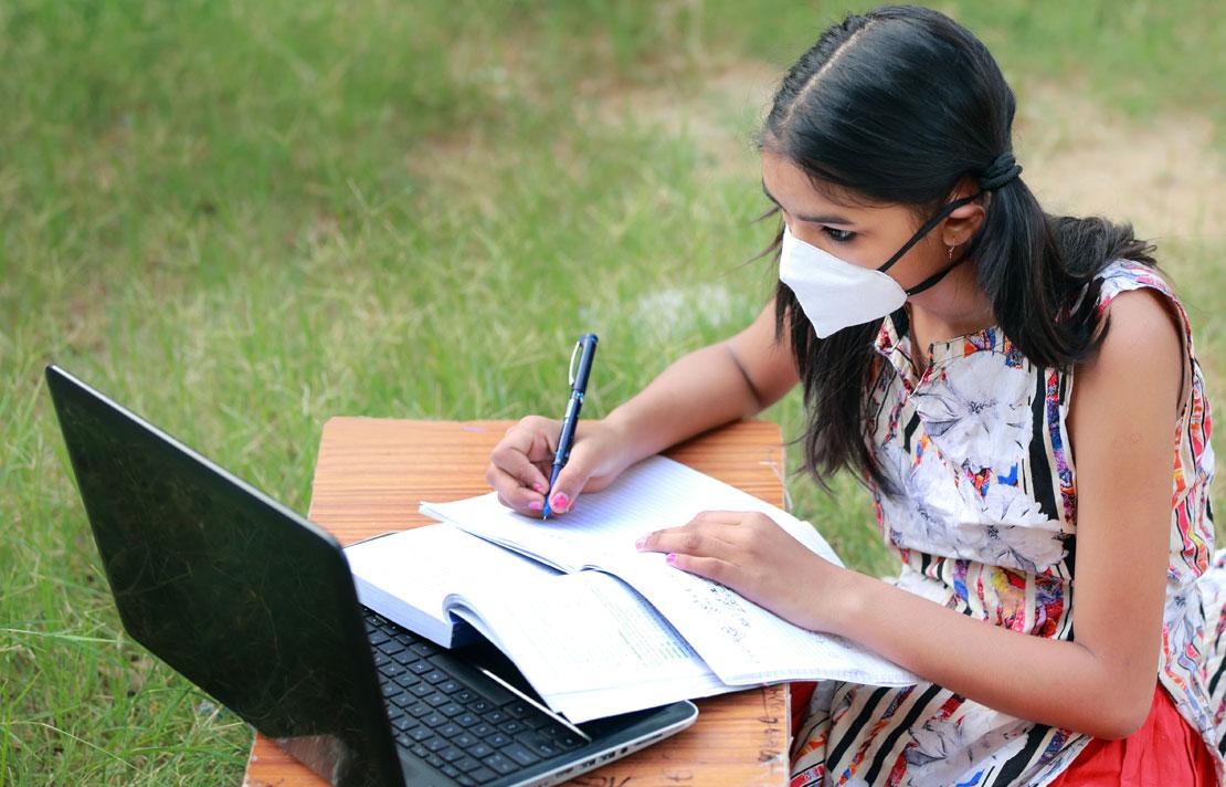 Fotografía, Persona estudiando con tapabocas