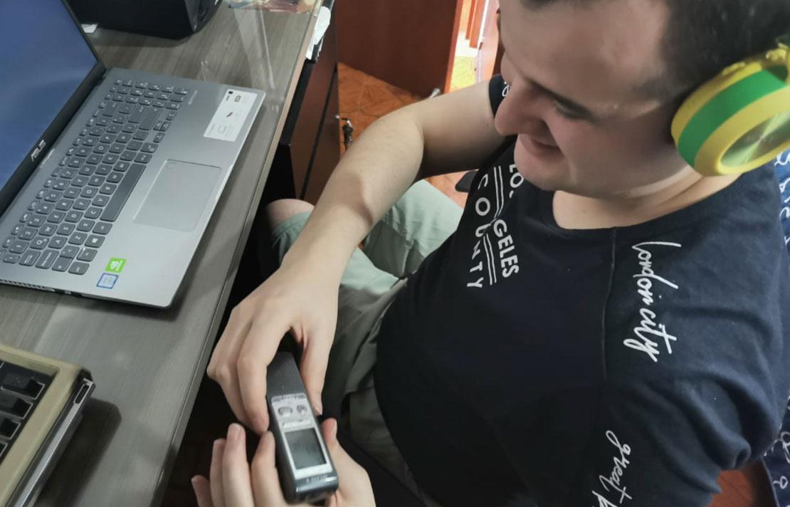 Fotografía, Persona con discapacidad visual haciendo radio desde casa