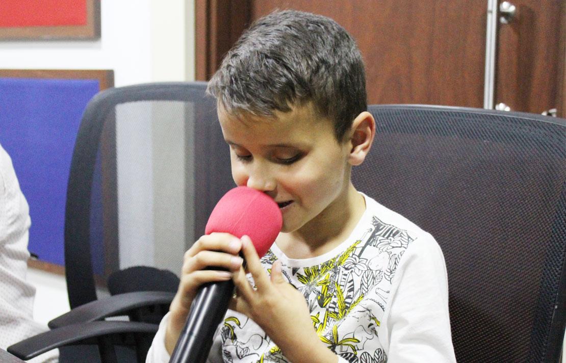 fotografía, Niño en la cabina de INCI Radio
