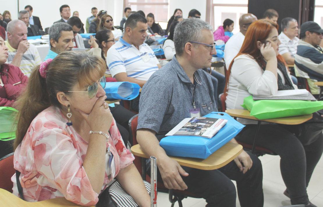 Fotografía, personas en el auditorio del INCI