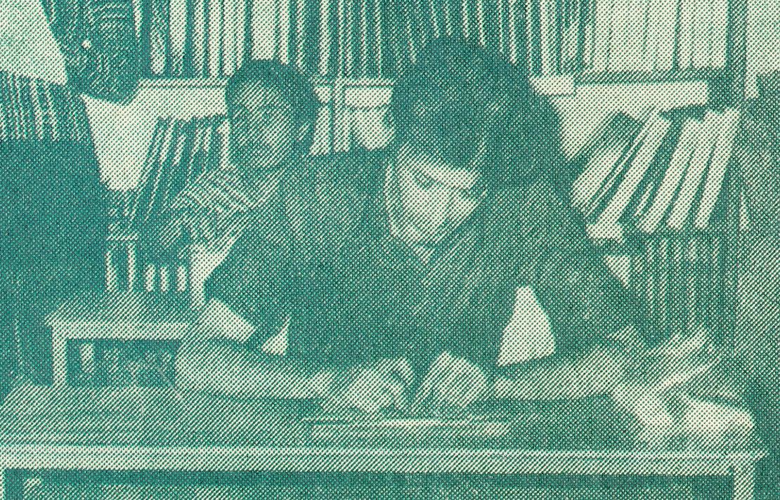 Fotografía antigua, Persona con discapacidad visual leyendo en braille