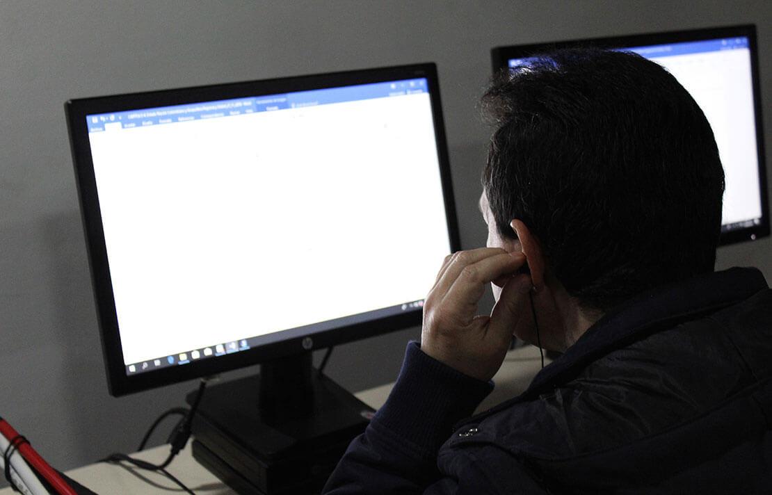 Fotografía, Persona con discapacidad visual usando un computador