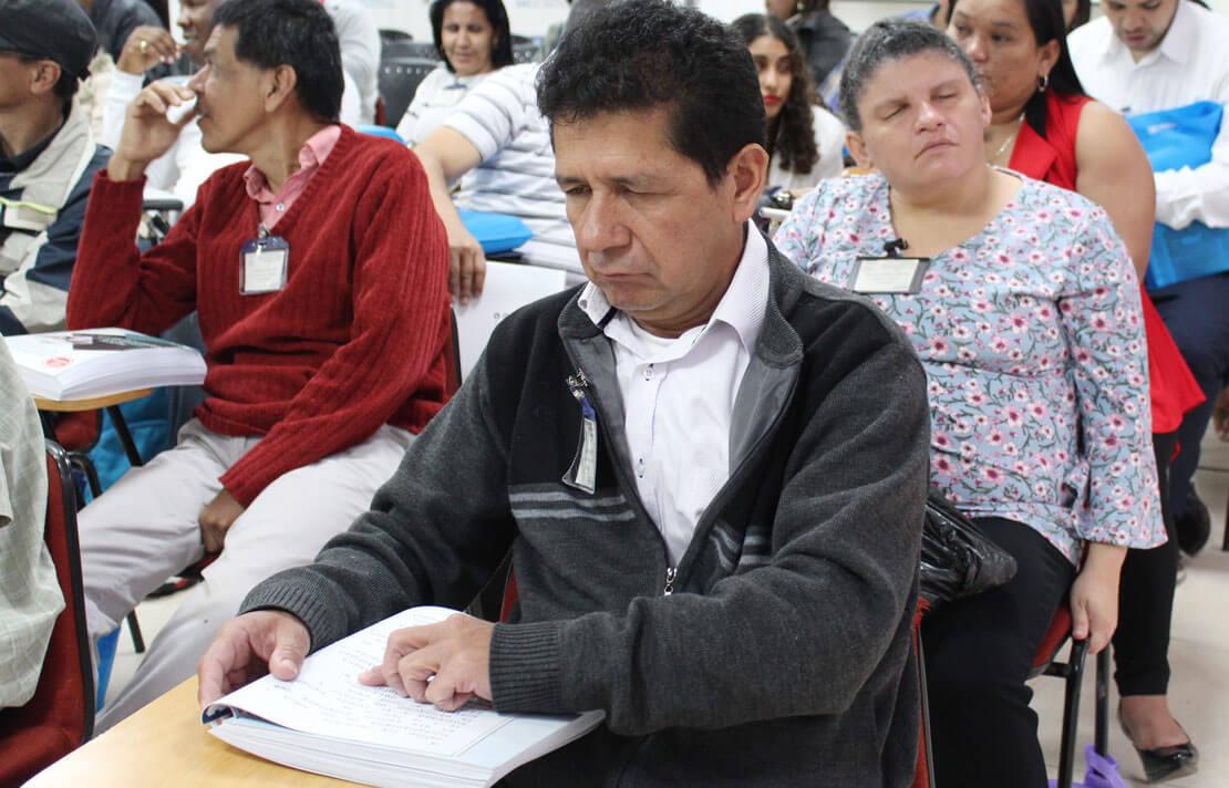 Persona con discapacidad visual leyendo un documento en braille
