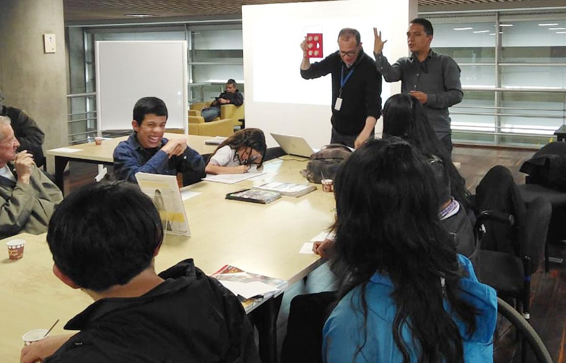 Fotografía, Enrique King, dictando un taller de braille