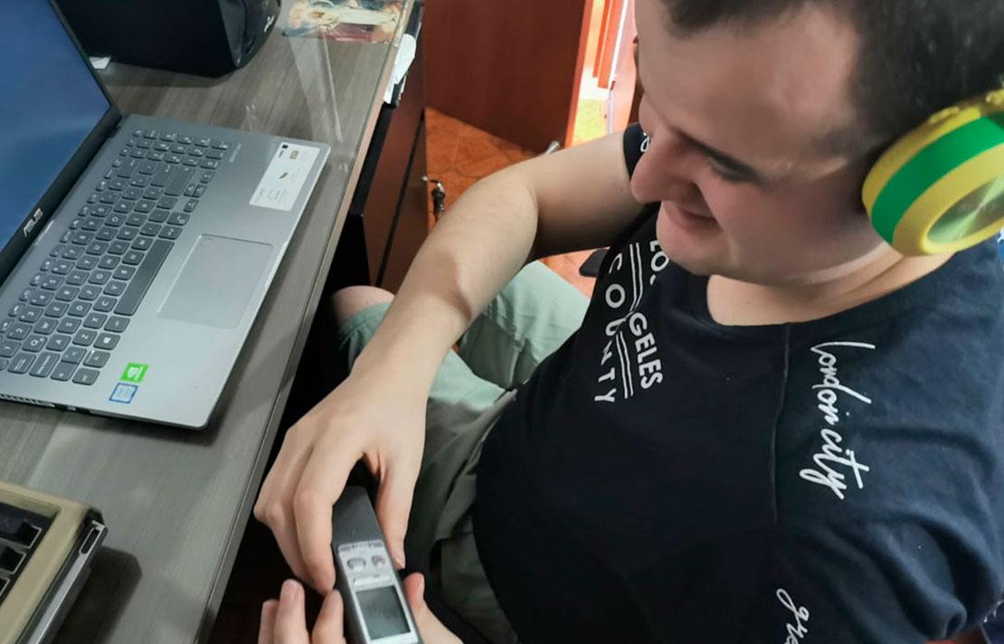 Fotografía, persona con discapacidad escuchando INCIRadio