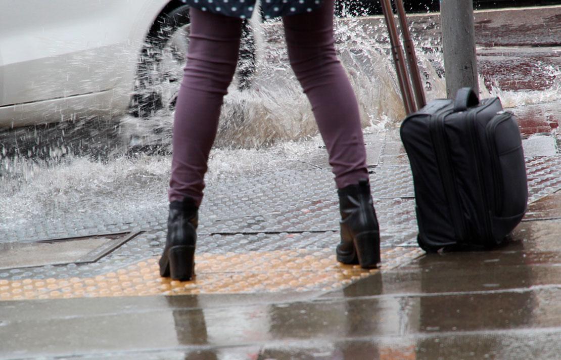 Imagen, Persona caminando en una línea podotáctil