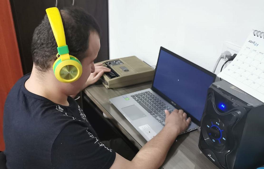 Fotografía, Persona con discapacidad trabajando en casa