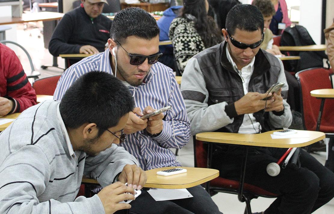 Fotografía, Personas con discapacidad interactuando con sus celulares