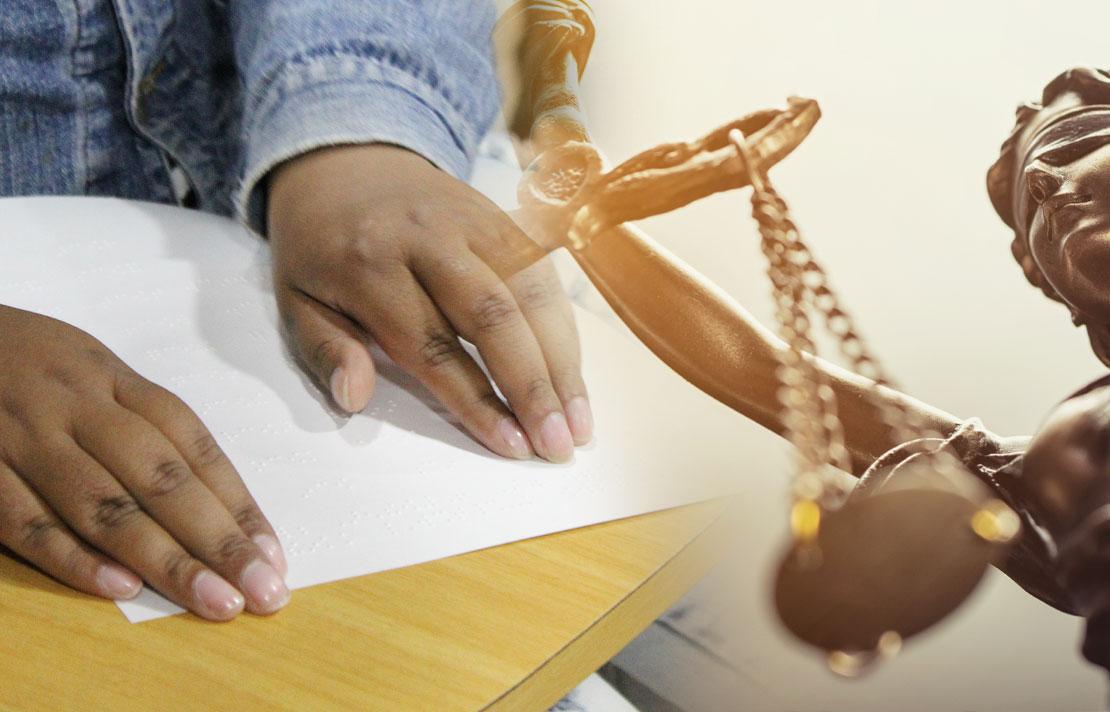 Forografia, Manos leyendo braille y imagen alusiva a la justicia