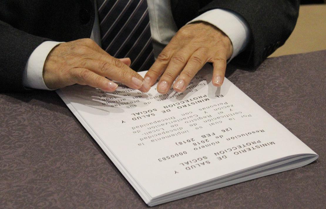 Fotografía, Persona leyendo publicación en braille