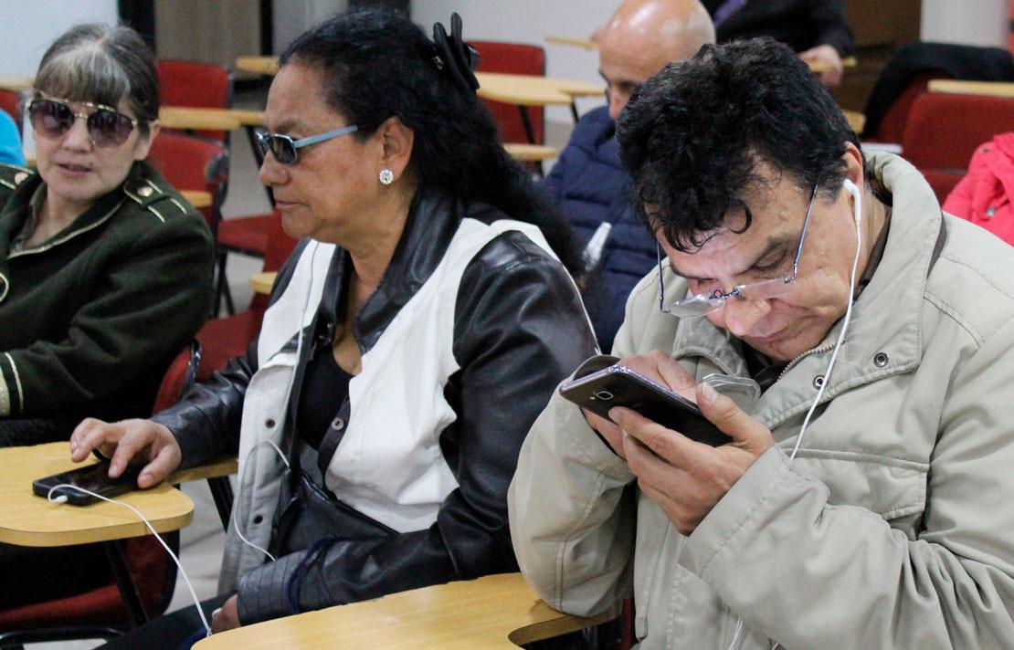 Fotografía, Persona con discapacidad visual usando un dispositivo movil