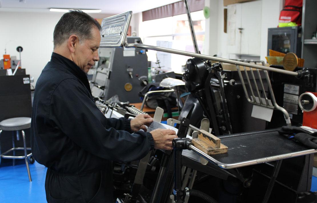 Fotografía, Operador de la imprenta manipulando una máquina