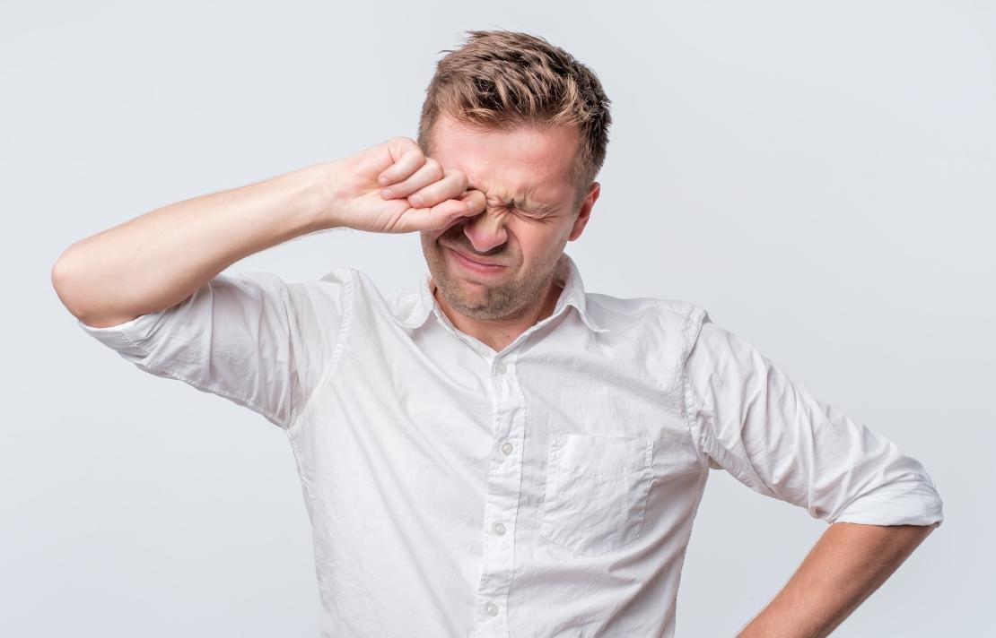 Fotografía, Persona frotándose los ojos con la mano