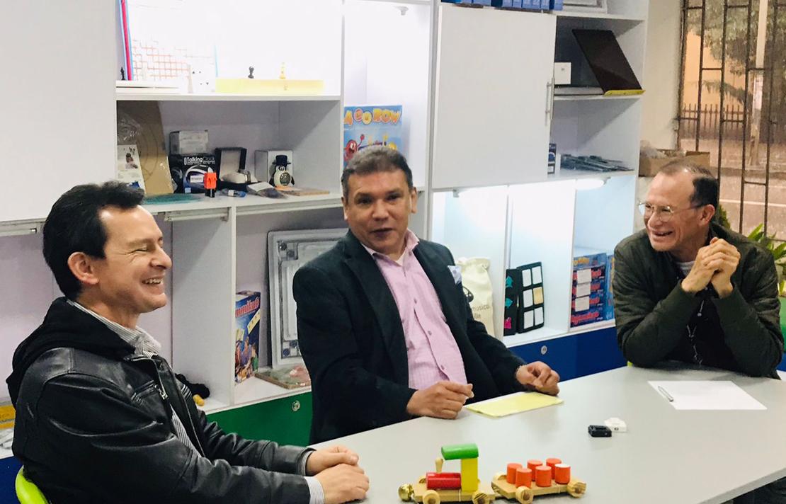 Fotografía -  Carlos Parra Dussan junto a Pedro Andrade Lozada y Enrique King en la Tienda INCI