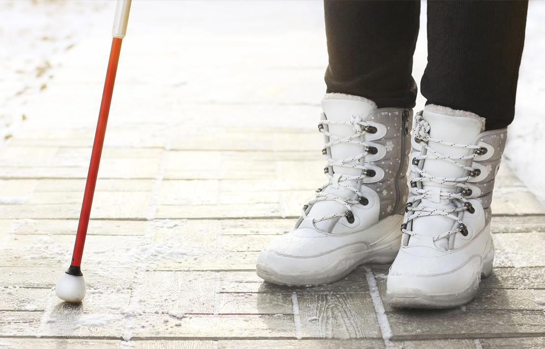 Fotografía - Persona con discapacidad visual caminando por la calle