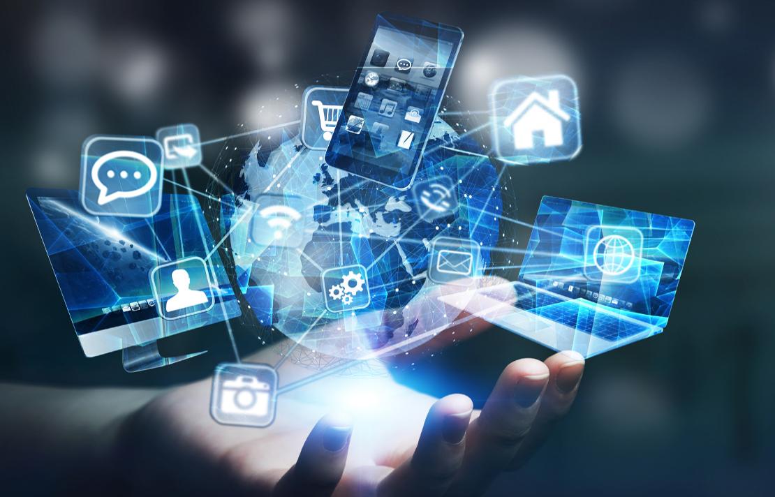 Imagen -  Mano sosteniendo diferentes iconos y dispositivos de la era digital