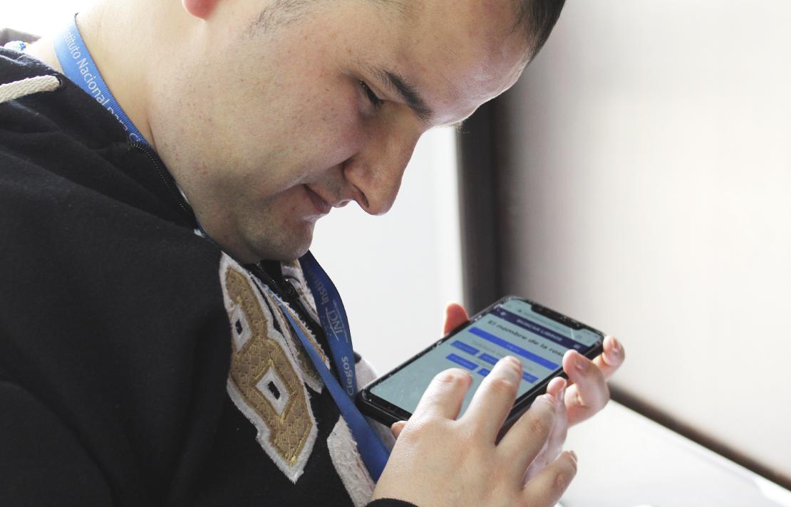 Fotografía - Persona con discapacidad visual utilizando un smartphone para acceder a internet