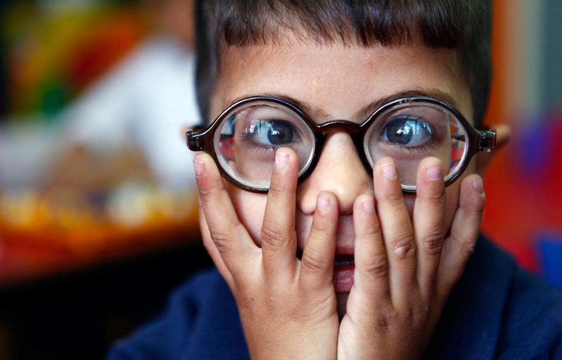 Fotografía - Niño con baja visión utilizando gafas