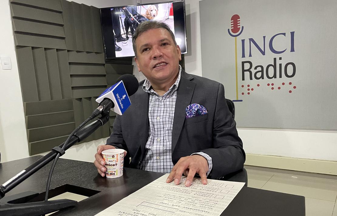 Fotografía - Carlos Parra Dussan Directo General del INCI muestra un prototipo de la tarjeta electoral en Braille