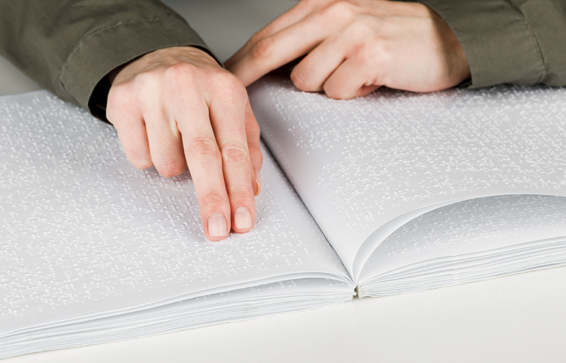 Imagen - Persona leyendo libro en braille