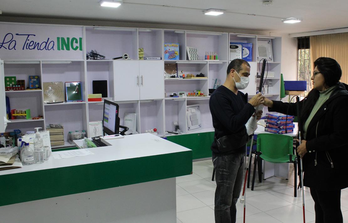 Fotografía  - Cliente de la Tienda INCI recibe asesoría sobre los bastones disponibles en la Tienda