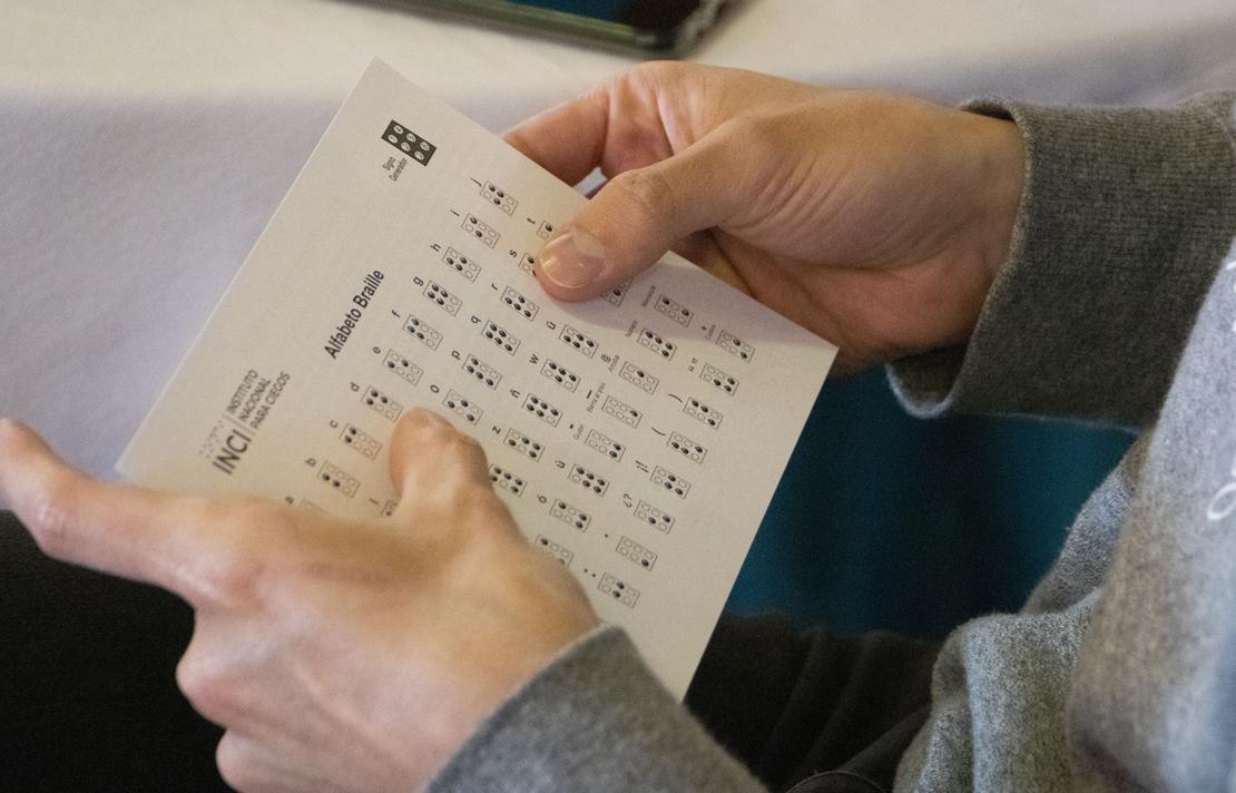 Fotografía - Persona utilizando alfabeto braille