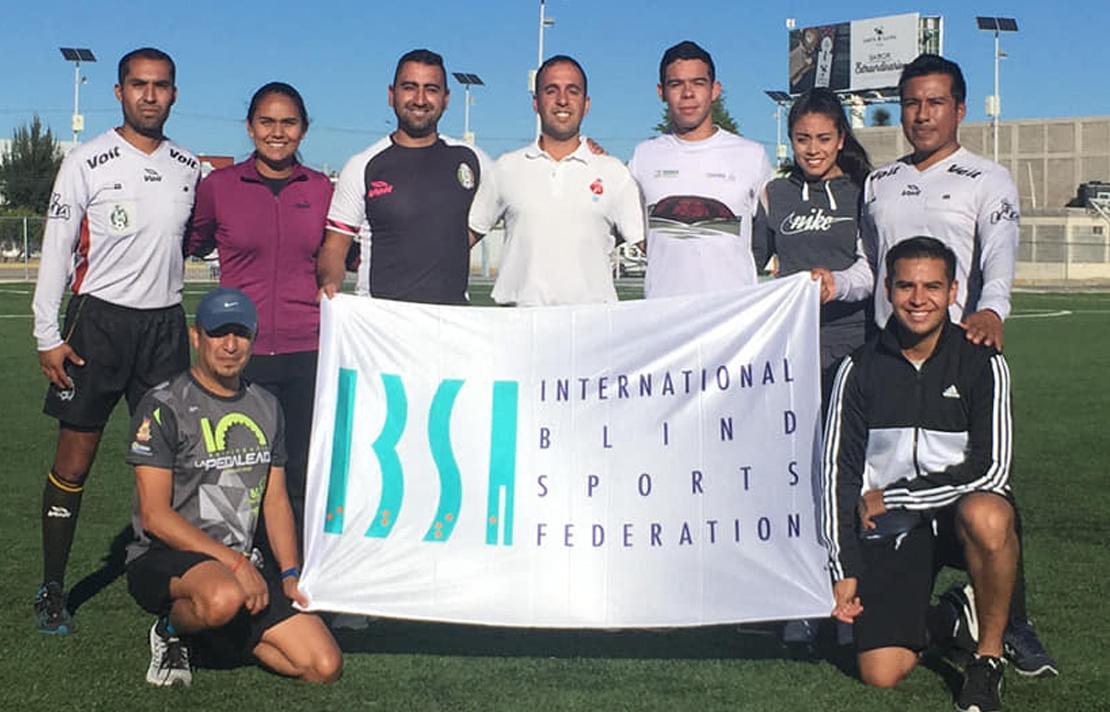 Docentes Mexicamos de Educación Fisica que trabajan en proyectos de la comunidad con discapacidad visual