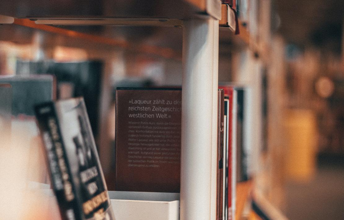 Fotografía de una biblioteca donde se ven algunos libros