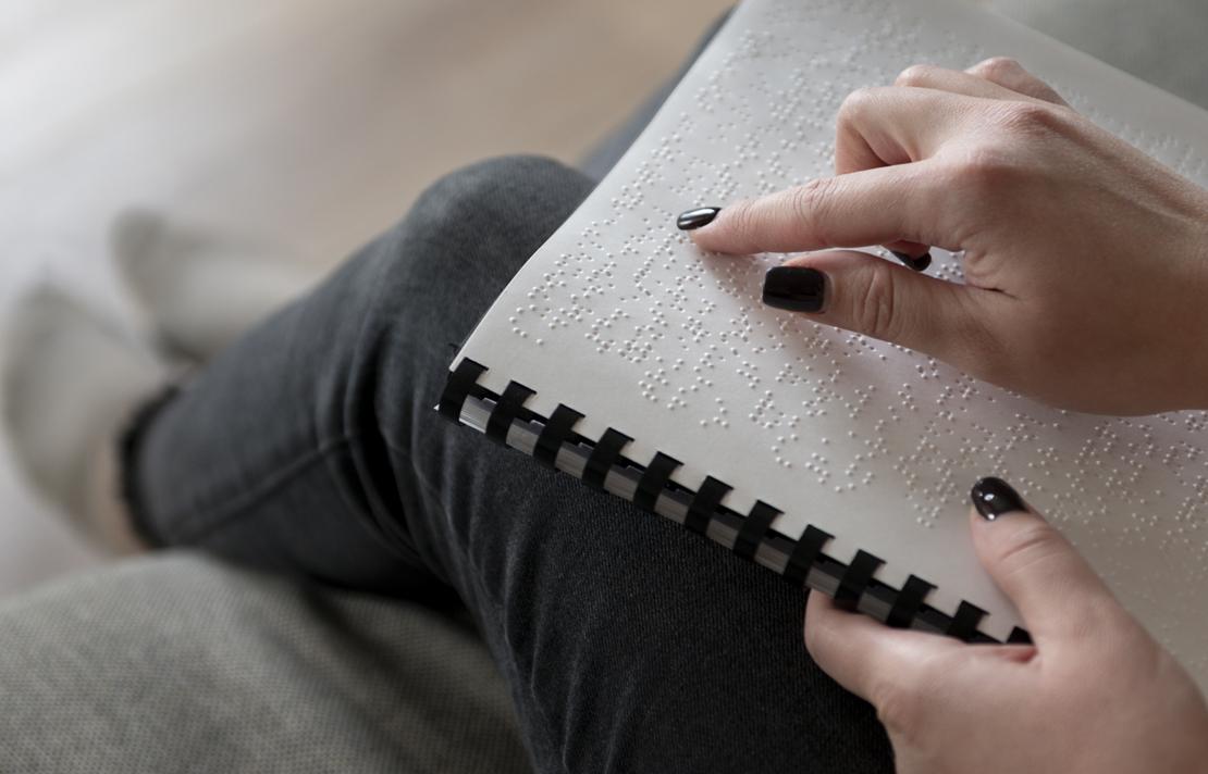 Mujer ciego leyendo en brialle
