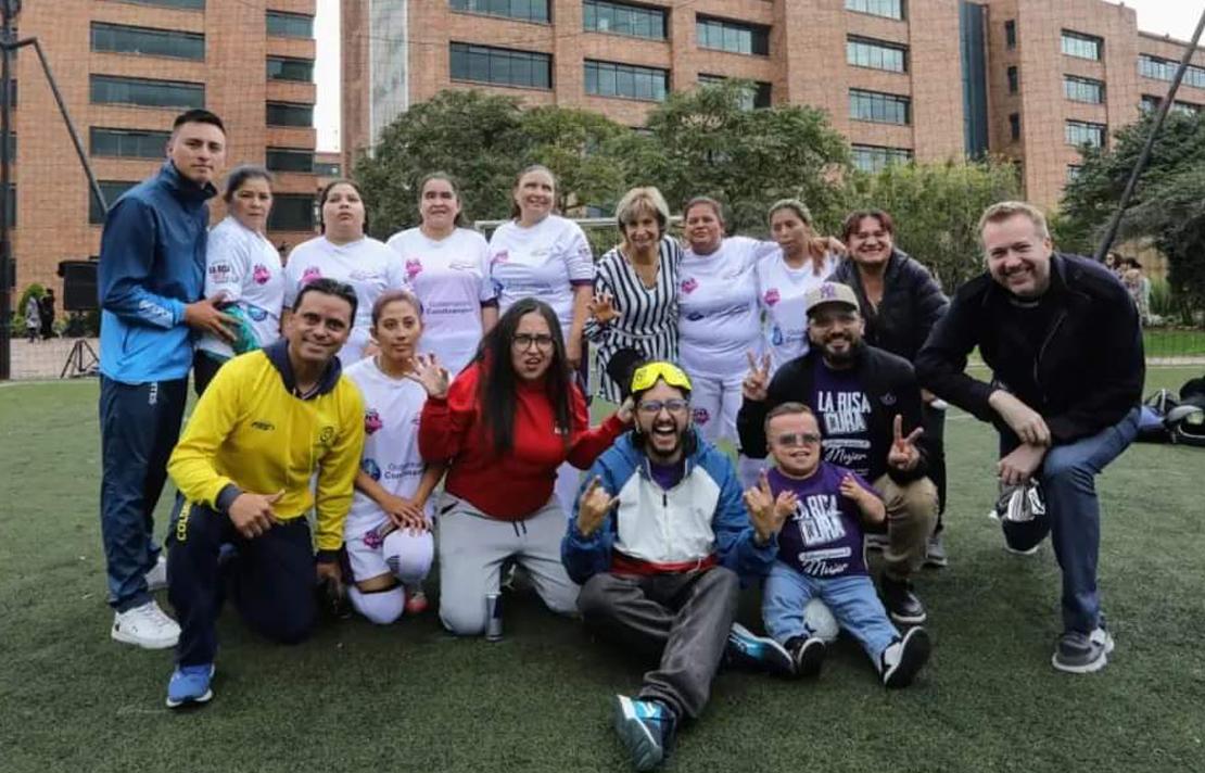 Grupode deportistas, algunos con diferentes discapacidades fisicas