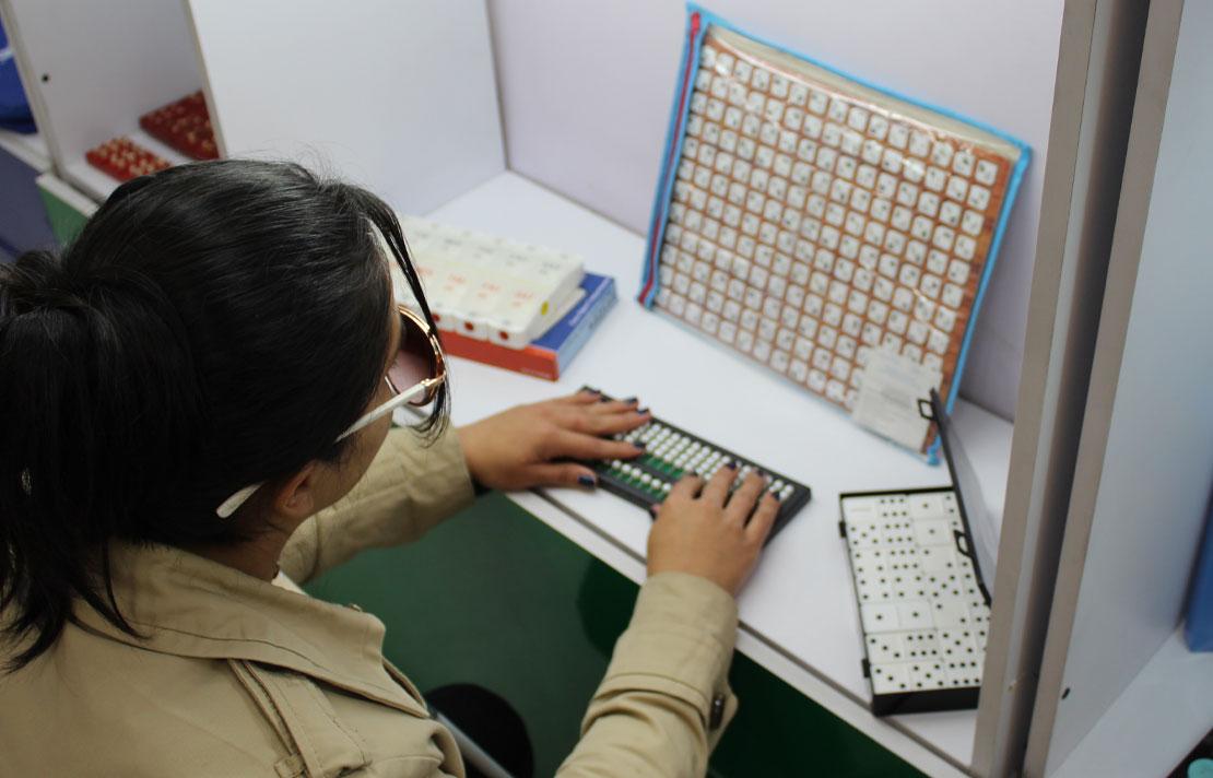 Usuaria de la Tienda INCI probando productos disponibles