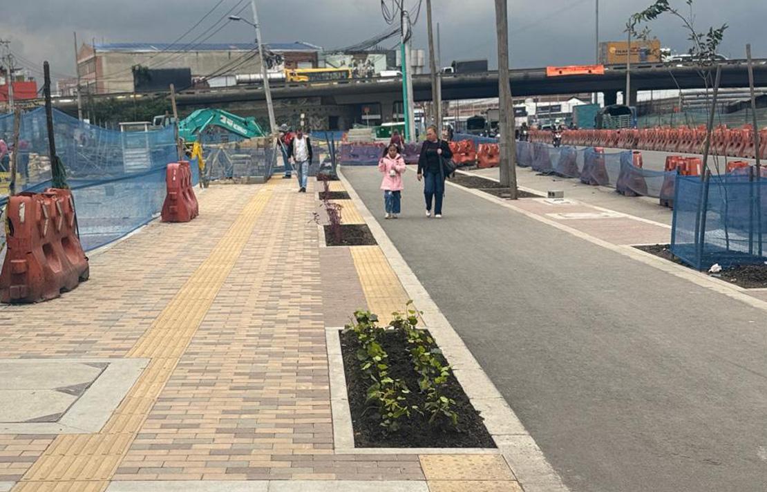 Baldosas podotactiles instaladas en andenes de la avenida 68