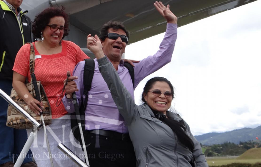 Grupo de personas con discapacidad bajando de avión 