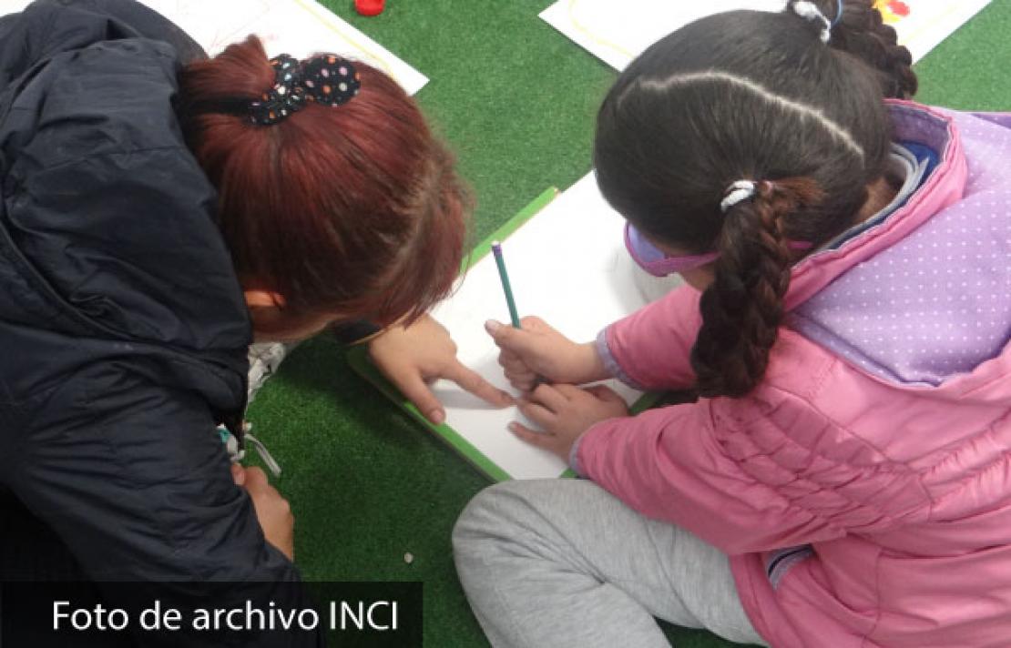 niñas con discapacidad visual en la escuela