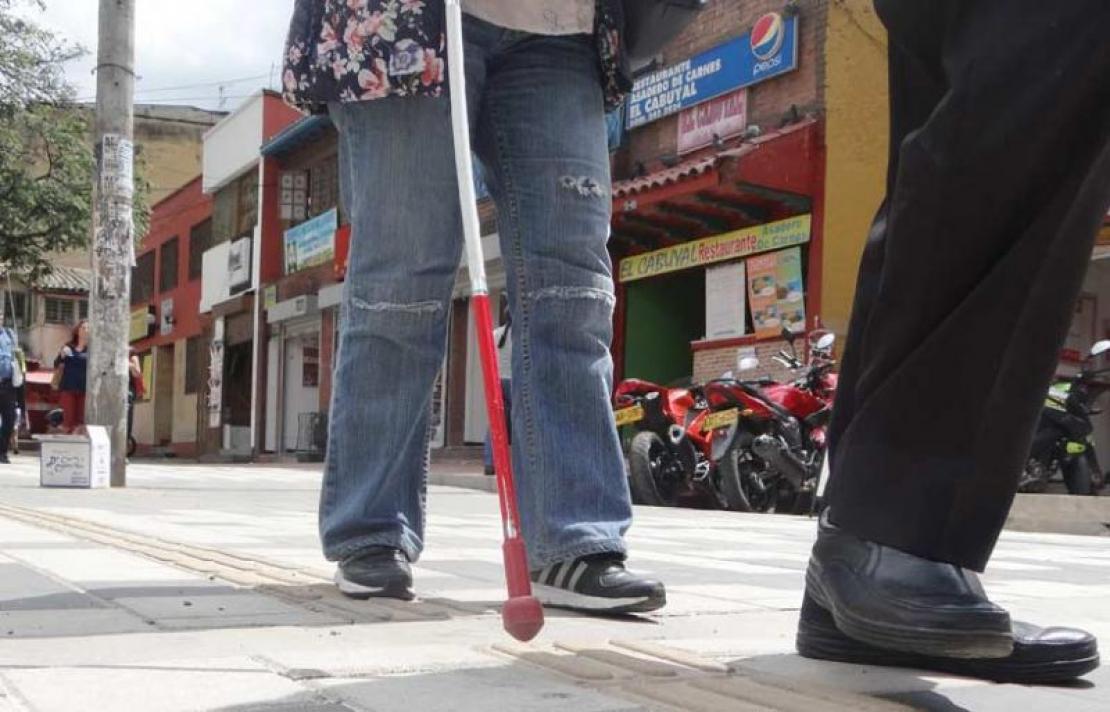 Personas con discapacidad visual en una sala de sistemas 