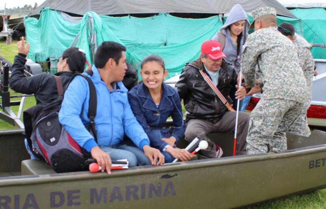 Personas con discapacidad en un encuentro cultural del INCI con la armada nacional 