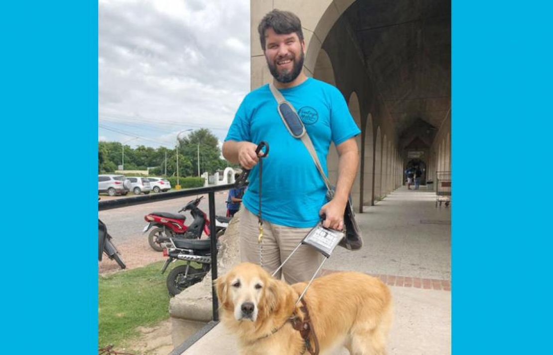 Fotografia Patricio de felipe con su perro guia