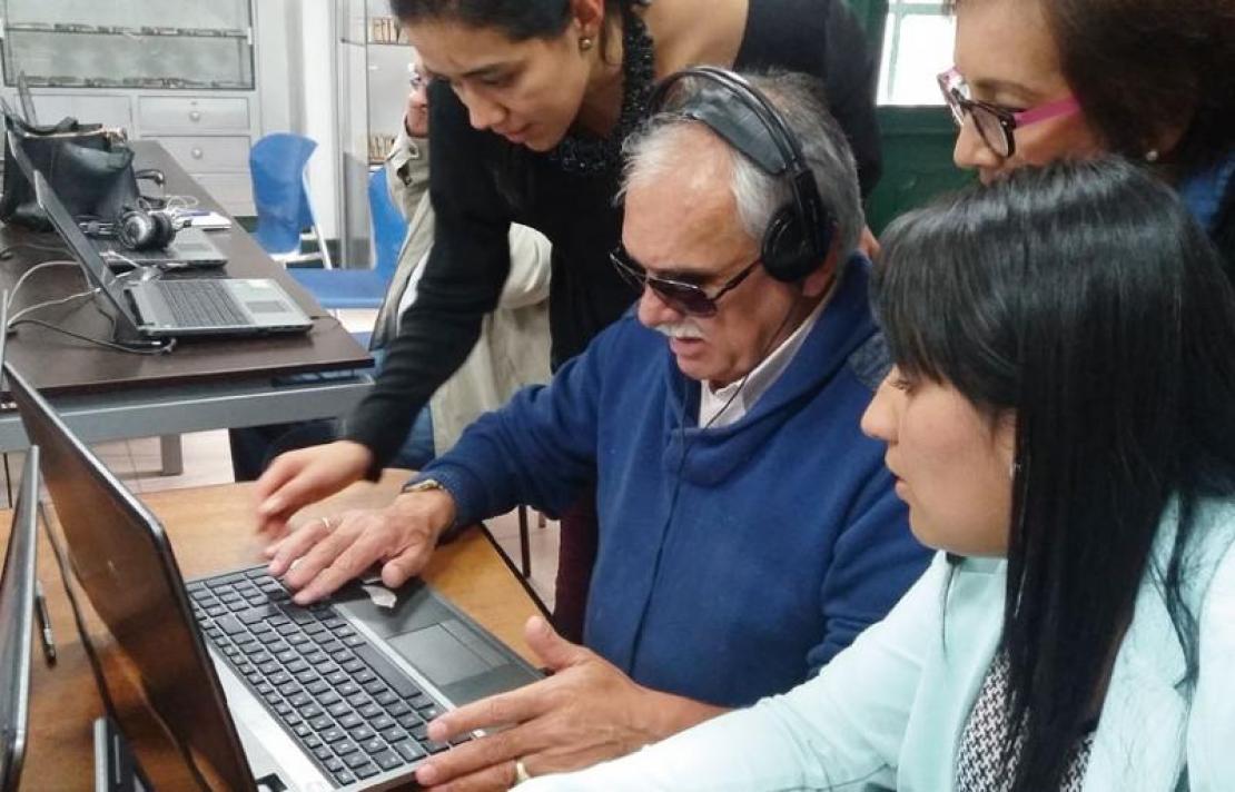 Tutores acompañando el proceso de aprendizaje del Jaws a persona con discapacidad visual