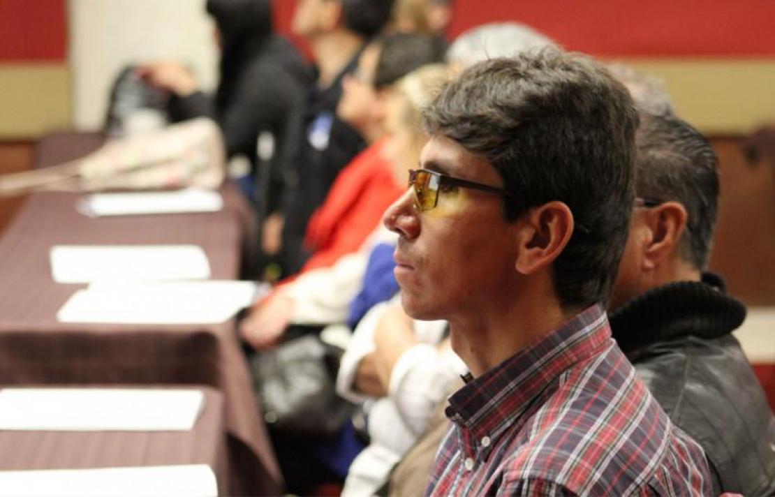 Persona con discapacidad visual escuchando políticas de inclusión laboral 