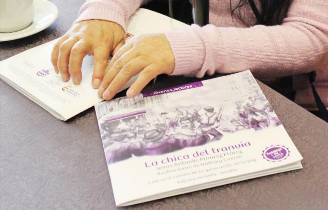 Persona leyendo el calendario en braille
